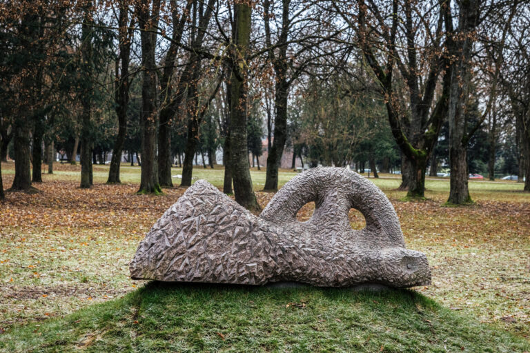 Skulptūra „Gulinti amazonė“ Marijonų sode. Gintaro Lukoševičiaus nuotrauka. 2025 m.