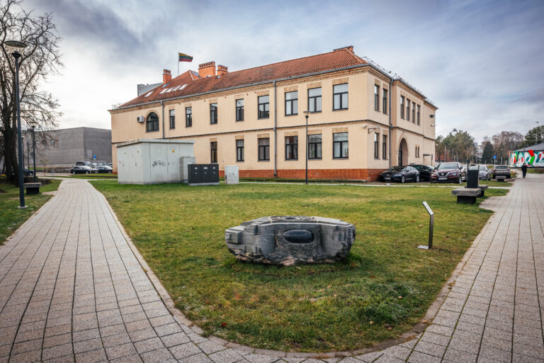 Skulptūra „Kertinis akmuo“. Gintaro Lukoševičiaus nuotrauka. 2025 m.