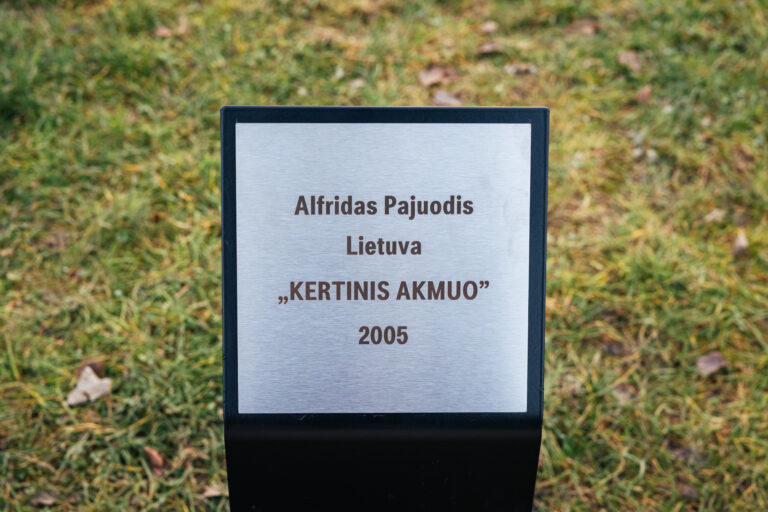 Skulptūra „Kertinis akmuo“. Gintaro Lukoševičiaus nuotrauka. 2025 m.