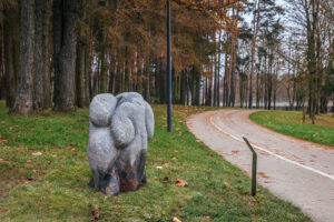 Skulptūra „Paparčio žiedas“ Taikos gatvės pušynėlyje. Gintaro Lukoševičiaus nuotrauka. 2025 m.