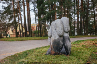 Skulptūra „Paparčio žiedas“ Taikos gatvės pušynėlyje. Gintaro Lukoševičiaus nuotrauka. 2025 m.