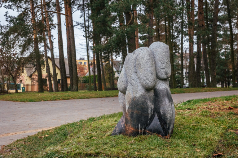 Skulptūra „Paparčio žiedas“ Taikos gatvės pušynėlyje. Gintaro Lukoševičiaus nuotrauka. 2025 m.