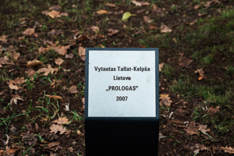 Skulptūra „Prologas“ Marijonų sode. Gintaro Lukoševičiaus nuotrauka. 2025 m.