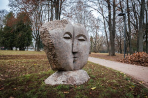 Skulptūra „Prologas“ Marijonų sode. Gintaro Lukoševičiaus nuotrauka. 2025 m.