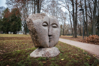 Skulptūra „Prologas“ Marijonų sode. Gintaro Lukoševičiaus nuotrauka. 2025 m.