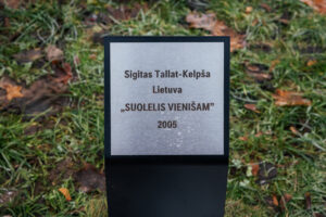 Skulptūra „Suolelis vienišam“ Skaistakalnio parke. Gintaro Lukoševičiaus nuotrauka. 2025 m.