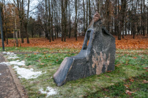 Skulptūra „Suolelis vienišam“ Skaistakalnio parke. Gintaro Lukoševičiaus nuotrauka. 2025 m.