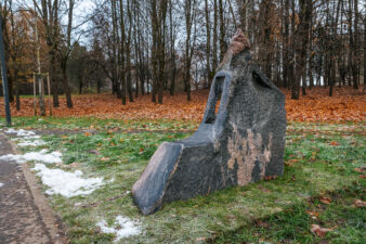 Skulptūra „Suolelis vienišam“ Skaistakalnio parke. Gintaro Lukoševičiaus nuotrauka. 2025 m.