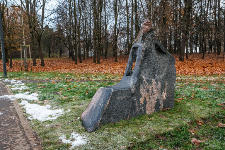 Skulptūra „Suolelis vienišam“ Skaistakalnio parke. Gintaro Lukoševičiaus nuotrauka. 2025 m.