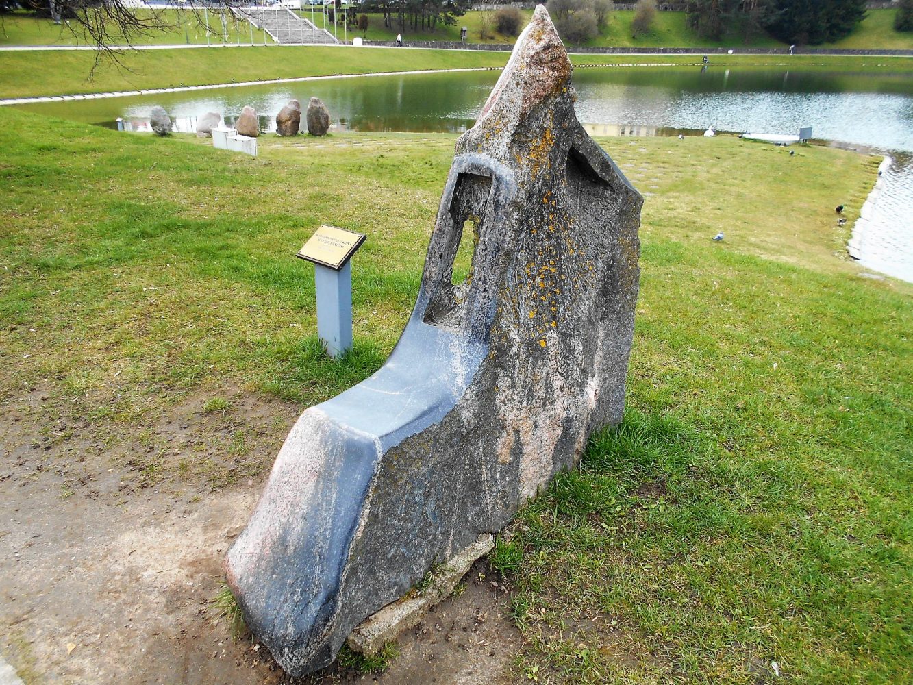 Skulptūra „Suolelis vienišam“. Astos Rimkūnienės nuotrauka