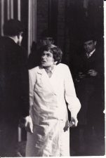 Scena iš spektaklio „Fizikai“ (rež. J. Miltinis). Eugenija Šulgaitė - Daktarė Matilda fon Cand, gydytoja psichiatrė. Panevėžys, 1967 m. Fotogr. K. Vitkaus
