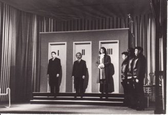 Scena iš spektaklio „Fizikai“ (rež. J. Miltinis). Panevėžys, 1967 m. Fotogr. K. Vitkaus