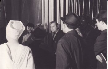 Gydytojo Vlado Žvirblio (centre) konsultacija spektaklio „Fizikai“ (rež. J. Miltinis) repeticijos metu. Panevėžys, 1967 m. Fotogr. K. Vitkaus