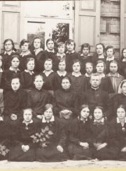 2. Panevėžio mergaičių amatų-ruošos mokyklos moksleivės ir mokytojai. Antroje eilėje trečias iš dešinės J. Tilvytis. Nuotrauka iš M. Dirsės archyvo