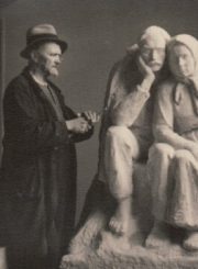 1. Skulptorius B. Bučas savo dirbtuvėje. Nuotrauka iš Panevėžio kraštotyros muziejaus rinkinių