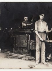 1. Karaimų dirbtuvėje Panevėžyje Birutės gatvėje. XX a. 4 deš. Nuotrauka iš D. Grigulevičienės archyvo