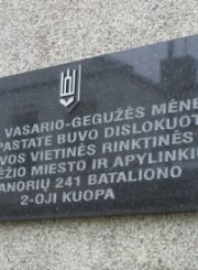 1. Paminklinė lenta ant pastato Panevėžyje, Respublikos g. 3, kur buvo dislokuoti Vietinės rinktinės kariai. E. Markuckytės nuotrauka