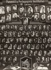 1. Panevėžio pedagoginio instituto III laidos absolventai ir pedagogai. Nuotrauka iš Panevėžio apskrities G. Petkevičaitės-Bitės viešosios bibliotekos fondų
