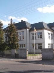 2. Panevėžio pradinė mokykla, kurios patalpose 1939 m. įsikūrė iš Klaipėdos į Panevėžį atkeltas pedagoginis institutas