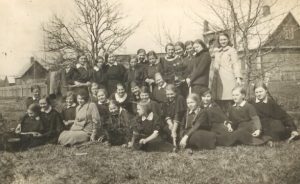 2. Salomėja Nėris su Panevėžio valstybinės mergaičių gimnazijos mokinėmis medelių sodinimo šventėje 1936 m. balandžio 25 d. Nuotrauka iš M. Gumbinienės archyvo
