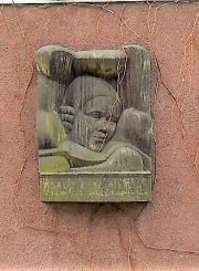 2. Salomėjos Nėries atminimo lenta-bareljefas. Aut. A. Bosas. 1974 m. L. Kaziukonio nuotrauka