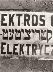 Elektros gatvės Panevėžyje pavadinimas trimis kalbomis. XX a. 3 deš. Nuotrauka iš Panevėžio kraštotyros muziejaus rinkinių