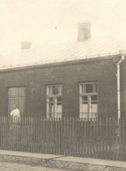 1. Juozas Zikaras prie savo namo Panevėžyje, 1925 m. Nuotrauka iš Lietuvos literatūros ir meno archyvo fondų