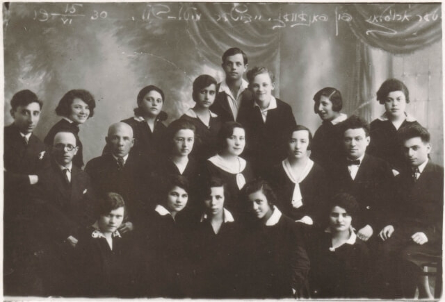 1. Žydų vidurinės mokyklos mokiniai 1930 m. Nuotrauka iš M. Dirsės kolekcijos