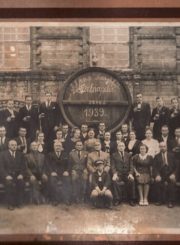 2. Alaus daryklos „Kalnapilis“ darbuotojai. 1939 m. Penktas iš kairės Heselis Chazenas. Nuotrauka iš Panevėžio kraštotyros muziejaus archyvo