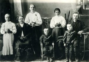 Motiejaus ir Agnieškos Lukšių šeima. Iš kairės: Petronėlė Lukšytė, motina Agnieška Lukšienė, Marijona Lukšytė, Jonas Lukšys, Magdalena Lukšytė, Motiejus Lukšys ir tėvas Motiejus Lukšys. (Trūksta Jurgio, Uršulės ir Onos Lukšių). 1911 m. PAVB F68-81
