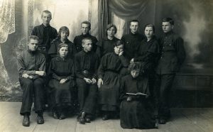 Naumiesčio dvimečių mokytojų kursų I-o kurso kapsai ir kapsės. Dešinėje stovi Motiejus Lukšys. 1924-1925 m. m. Nuotrauka iš Nijolės Lukšytės asmeninio archyvo