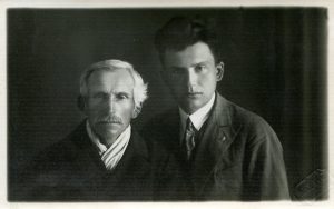 Motiejus Lukšys su tėvu Motiejumi Lukšiu. Fotogr. Ch. Nisevič. Vilkaviškis. 1931 m. Nuotrauka iš Nijolės Lukšytės asmeninio archyvo