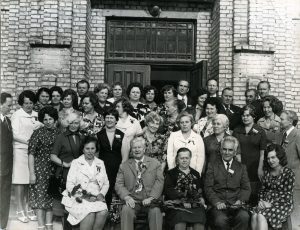 Panevėžio mokytojų seminarijos 1948 m. laidos absolventų ir pedagogų susitikimas. 1-oje eilėje iš kairės pedagogai: Emilija Juzulėnienė, Mykolas Karka, Ona Maksimaitienė, Motiejus Lukšys, buvusi mokinė A. Siurbytė. Panevėžys. 1968 m. PAVB F68-128