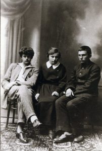 Naumiesčio dvimečių mokytojų kursų moksleivių ateitininkų meno kuopelės valdyba. Iš kairės: V. Stelmokas, A. Naujokaitytė, Motiejus Lukšys. 1925-1926 m. m. Nuotrauka iš Nijolės Lukšytės asmeninio archyvo