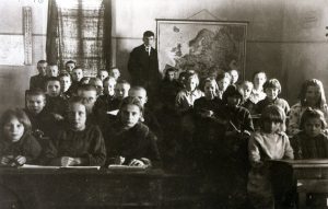 Palaimos pradžios mokyklos moksleiviai su mokyklos vedėju mokytoju Motiejumi Lukšiu. 1929 m. Nuotrauka iš Nijolės Lukšytės asmeninio archyvo