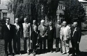 Panevėžio mokytojų seminarijos 1948 m. laidos absolventai su mokytojais Ona Maksimaitiene ir Motiejumi Lukšiu. Iš kairės: J. Mozūras, Baranauskas, K. Dūda, R. Breiva, priekyje Ona Maksimaitienė, Motiejus Lukšys,V. Andžius, V. Rutkauskas, J. Gaidys, J. Survila. Panevėžys. 1988.05.30. PAVB F68-134