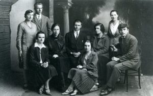 Vabalninko miestelio ir apylinkės mokyklų mokytojai. Sėdi dešinėje Motiejus Lukšys. Fotogr. J. Daubaro. Vabalninkas. 1928 m. Nuotrauka iš Nijolės Lukšytės asmeninio archyvo