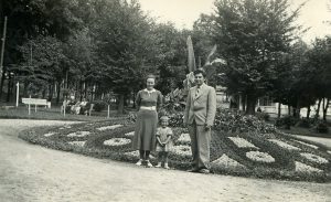 Motiejus ir Petronėlė Lukšiai su dukra Nijole Birštone. 1939 m. Nuotrauka iš Nijolės Lukšytės asmeninio archyvo