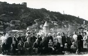 Ekskursijoje Gruzijoje. 1-oje eilėje dešinėje Motiejus Lukšys. Tbilisis. 1969 m. Nuotrauka iš Nijolės Lukšytės asmeninio archyvo