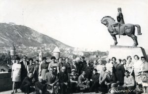 Ekskursijoje Gruzijoje. 1-oje eilėje iš dešinės 3-ias Motiejus Lukšys. Tbilisis. 1969.10.16. Nuotrauka iš Nijolės Lukšytės asmeninio archyvo