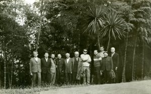 Ekskursijoje Gruzijoje. Ekskursijos dalyviai Batumio botanikos sode. Dešinėje stovi Motiejus Lukšys. 1969 m. Nuotrauka iš Nijolės Lukšytės asmeninio archyvo