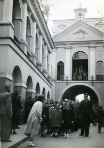 Panevėžio pradinės mokyklos Nr. 1 moksleiviai su mokytoju Motiejumi Lukšiu prie Aušros Vartų Vilniuje. 1940 m. PAVB F68-112