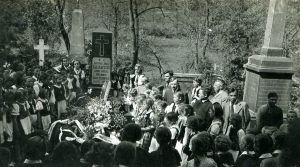 Panevėžio pradinės mokyklos Nr.1 IV-o skyriaus mokiniai ir pedagogai prie dr. Jono Basanavičiaus kapo Rasų kapinėse. Vilnius. 1940 m. PAVB F68-108