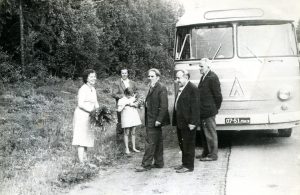 Panevėžio gėlininkų sekcijos nariai kelionėje į Anykščius. Motiejus Lukšys stovi dešinėje. 1974 m. Nuotrauka iš Nijolės Lukšytės asmeninio archyvo