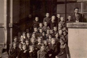 Panevėžio miesto pradinės mokyklos Nr. 1 IV-ojo skyriaus moksleiviai su mokyklos vedėju Motiejumi Lukšiu. 1940.06.15. PAVB F68-113