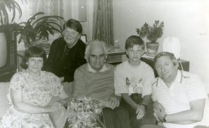 Motiejus Lukšys su artimaisiais. Iš kairės: duktė Nijolė Lukšytė, marti Irena Lukšienė, Motiejus Lukšys, anūkas Gediminas Lukšys, sūnus Saulius Lukšys. 1992 m. PAVB F68-89