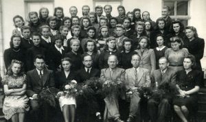 Mokytojų tobulinimosi kursų lektoriai ir klausytojai. 1-oje eilėje iš kairės 2-as Motiejus Lukšys, 3-ia Mažeikaitė, 4-as Petras Rapšys, 5-as kursų vadovas Petras Būtėnas, 6-as Vladas Paulauskas, 7-as J. Žemaitis. 1943 m. PAVB F68-116