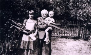 Motiejus Lukšys su anūkais Egle ir Gediminu Lukšiais. Panevėžys. 1983 m. PAVB F68-88