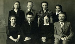 Panevėžio pradinės mokyklos Nr. 1 pedagogai. 1-oje eilėje iš kairės: Petronėlė Lukšienė, vedėjas Motiejus Lukšys, Antanina Volodkaitė, Kazimieras Plungė. 2-oje eilėje iš kairės: Matiukienė, J. Vaičiūnas, Veličkienė, Valerija Makauskaitė. Panevėžys. 1943-1944 m. m. PAVB F68-117