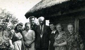 Susitikime su rašytoju Antanu Vienuoliu. Iš dešinės 2-a Petronėlė Lukšienė; centre – Antanas Vienuolis, už jo – Motiejus Lukšys. Anykščiai. 1948 m. PAVB F68-119